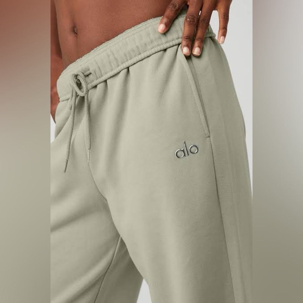 Alo Yoga Accolade Sweatpant Jogger in Limestone